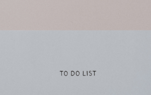 Ein Blatt Papier liegt auf dem Tisch. Darauf steht in Schreibmaschinenschrift "To Do List"