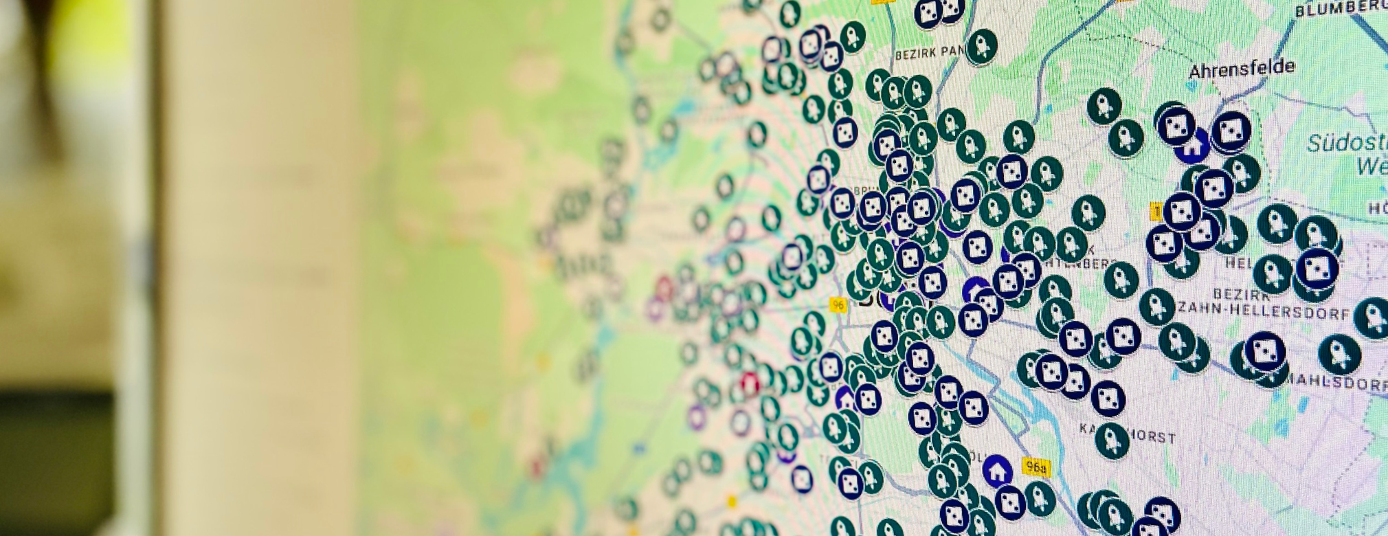 Foto von Bildschirm auf dem die Google-Karte geöffnet ist. Sie ist voller Ortsmarken.