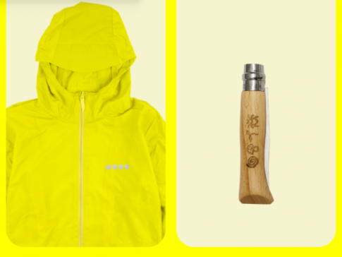 Links ist eine gelbe Regenjacke im Juleica-Design, rechts ein zusammengeklapptes Klappmesser im Juleica-Design