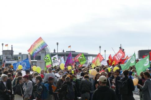 Demo mit vielen Menschen und Fahnen von Jugendverbänden