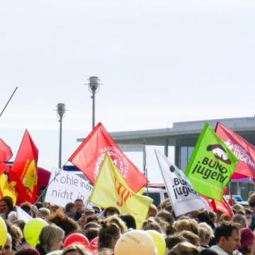 Fahnen von Jugendverbänden bei einer Demo in Berlin