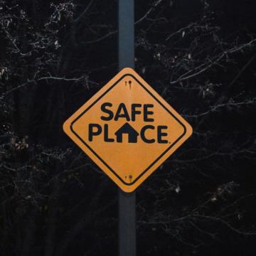 Schild mit Aufschrift "Safe Place"