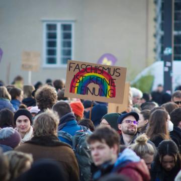 Demonstration mit Schild „Faschismus ist keine Meinung“