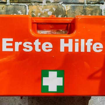 Erste-Hilfe-Koffer hängt an einer Wand