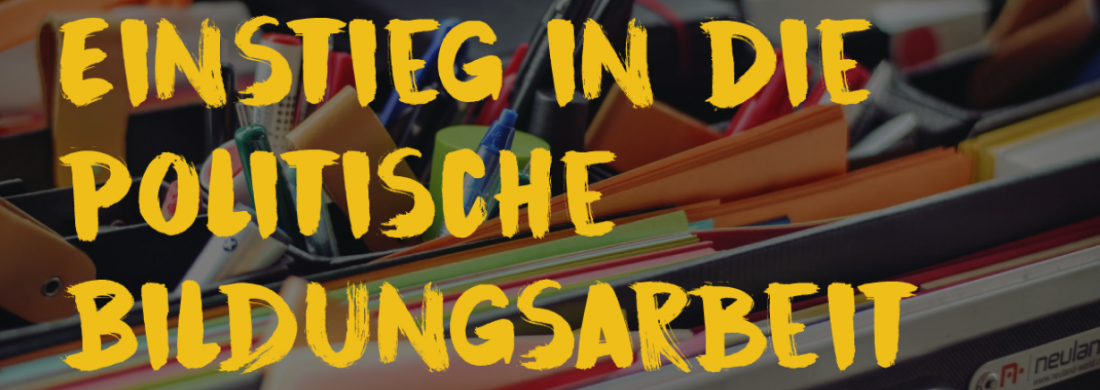 im Hintergrund sein Workshop Material zu sehen, der Text ist gelb und lautet "Einstieg in die politische Bildungsarbeit"