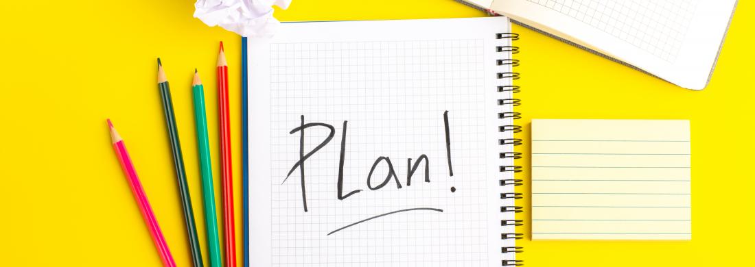 Auf einem Schreibblock steht groß "Plan!".