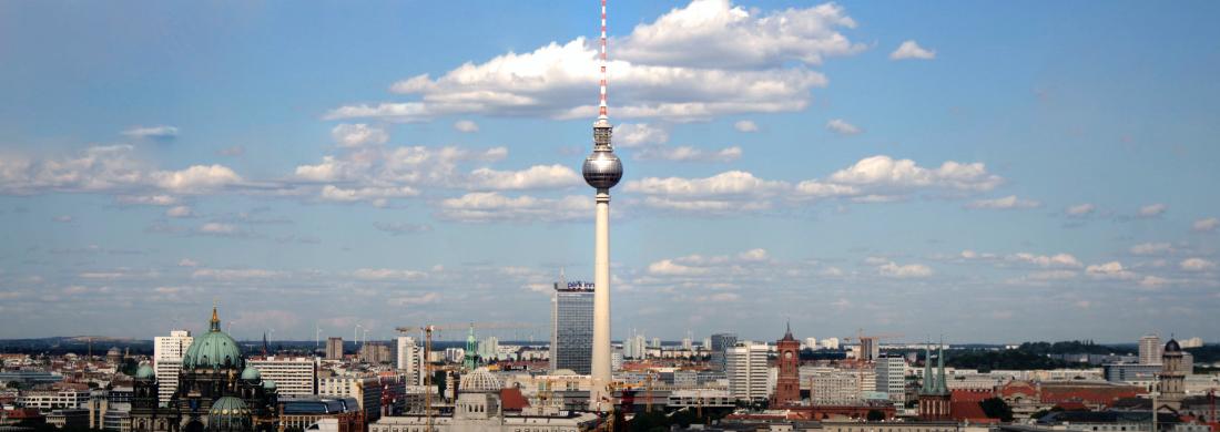 Blick auf Berlin Mitte mit Fernsehturm, Dom und Rathaus