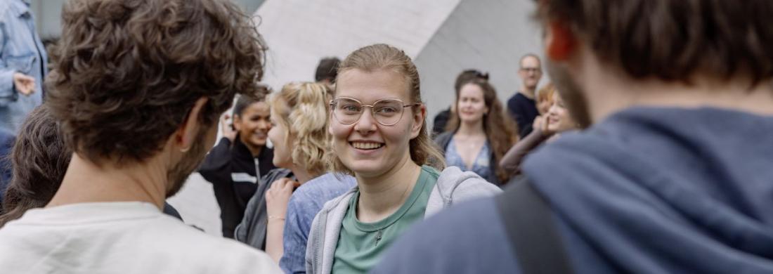 Vor dem Haus der Kulturen der Welt in Berlin stehen viele junge Menschen