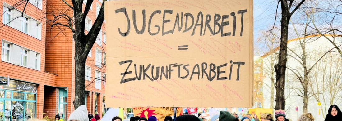 Demoschild mit der Aufschrift: "Jugendarbeit = Zukunftsarbeit"