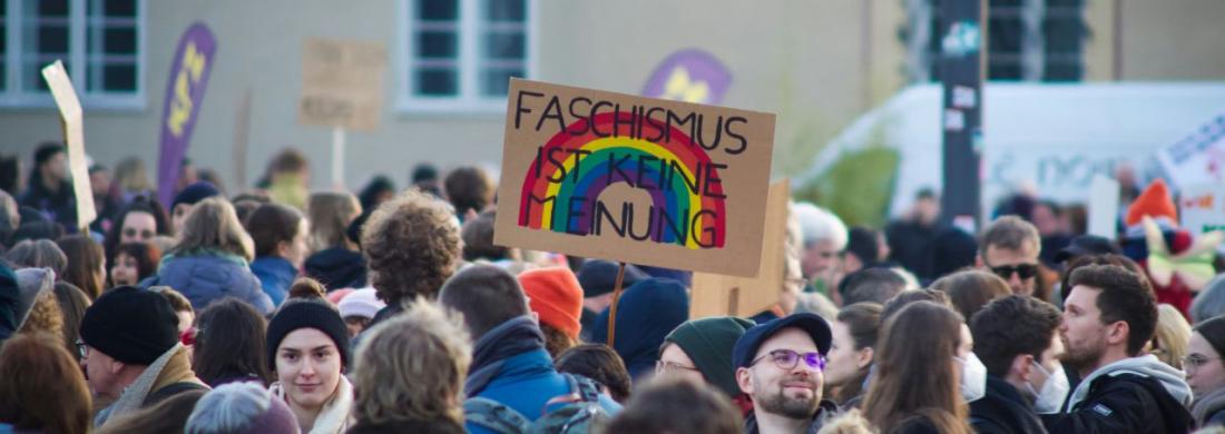 Demonstration mit Schild „Faschismus ist keine Meinung“