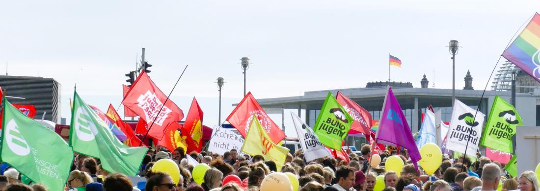 Vor dem Bundestag demonstrieren junge Menschen. Es sind viele Fahnen von verschiedenen Jugendverbänden und Sozialverbänden zu sehen.