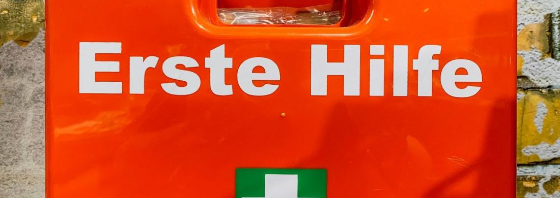 Erste-Hilfe-Koffer hängt an einer Wand