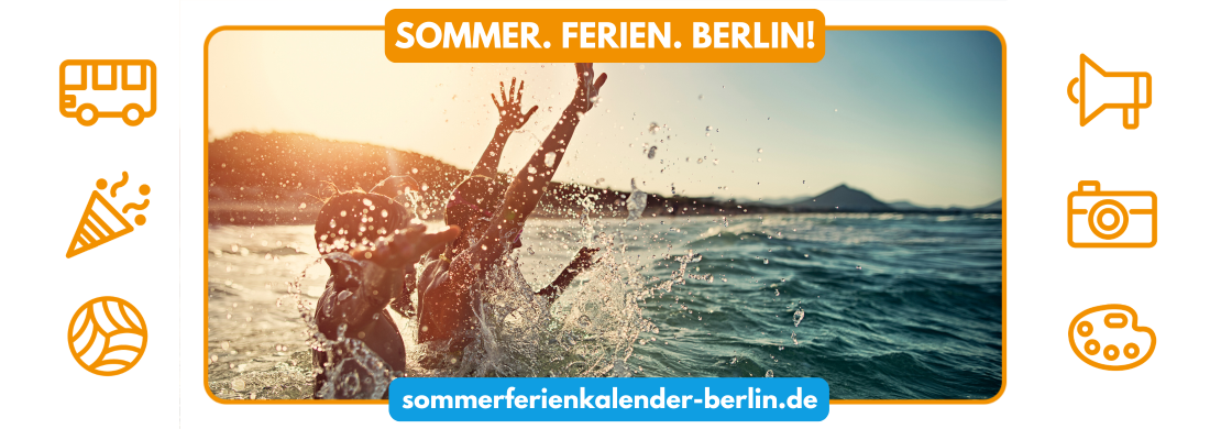 Fröhliche Jugendliche baden in einem See im Abendlicht