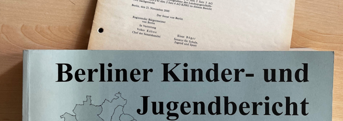 Der letzte Kinder- und Jugendbericht aus dem Jahr 2000, er ist vergilbt und abgegriffen.