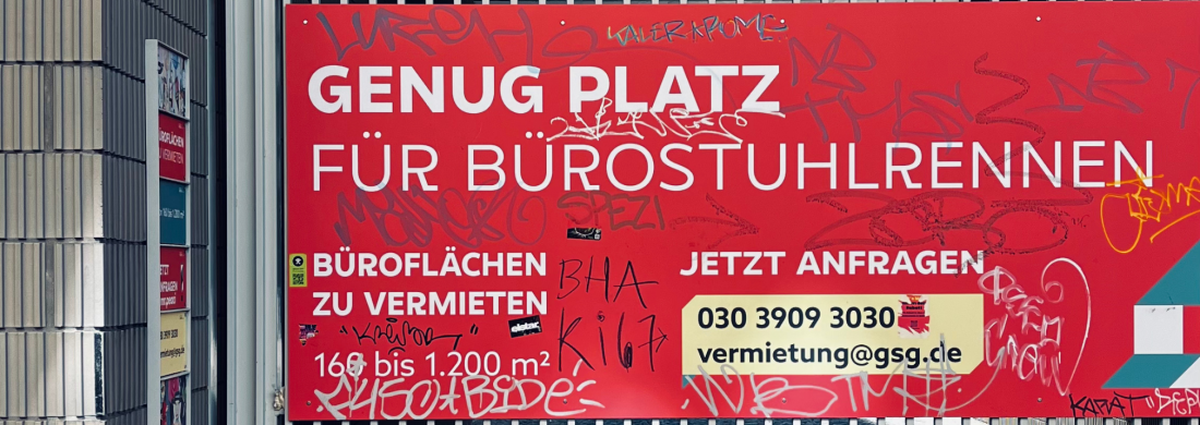 Werbeschild für Büroflächen, Aufschrift "Genug Platz für Bürostuhlrennen"
