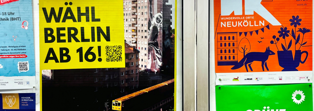 Plakat an der Wand in U-Bahnhof. Darauf steht: "Wähl Berlin ab 16!"