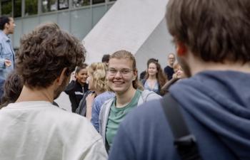 Vor dem Haus der Kulturen der Welt in Berlin stehen viele junge Menschen