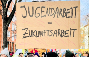 Demoschild mit der Aufschrift: "Jugendarbeit = Zukunftsarbeit"
