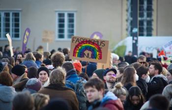 Demonstration mit Schild „Faschismus ist keine Meinung“