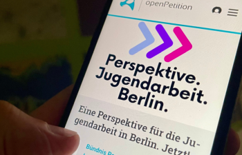 Auf einem Smartphone ist die Website der Petition geöffnet