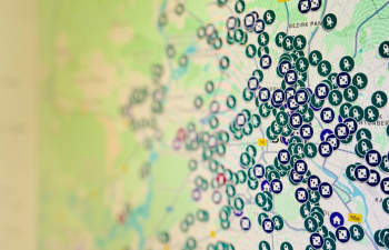 Foto von Bildschirm auf dem die Google-Karte geöffnet ist. Sie ist voller Ortsmarken.