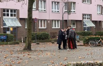 5 Jugendliche stehen nah beieinander, sind von weitem abgebildet