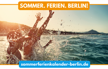 Fröhliche Jugendliche baden in einem See im Abendlicht