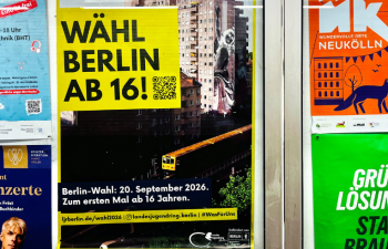 Plakat an der Wand in U-Bahnhof. Darauf steht: "Wähl Berlin ab 16!"