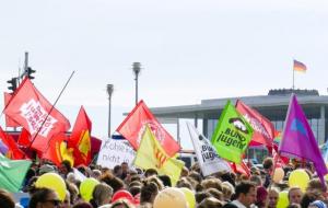Fahnen von Jugendverbänden bei einer Demo in Berlin