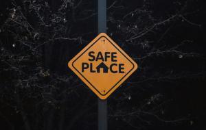 Schild mit Aufschrift "Safe Place"
