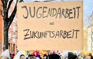 Demoschild mit der Aufschrift: "Jugendarbeit = Zukunftsarbeit"