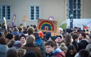 Demonstration mit Schild „Faschismus ist keine Meinung“
