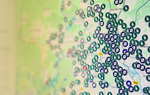 Foto von Bildschirm auf dem die Google-Karte geöffnet ist. Sie ist voller Ortsmarken.