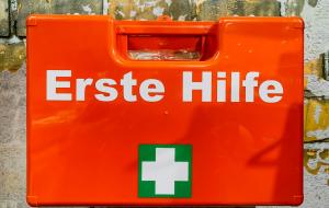 Erste-Hilfe-Koffer hängt an einer Wand