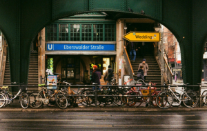 Unterführung am U-Bahnhof Eberswalder Straße, Fahrräder, Straße 