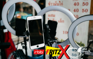 Smartphone auf Stativ mit Ringlicht