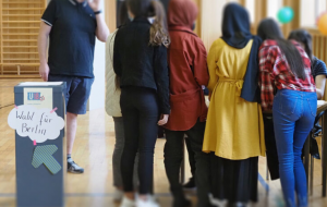 Junge Menschen geben bei U16-Wahl ihre Stimme ab