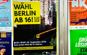 Plakat an der Wand in U-Bahnhof. Darauf steht: "Wähl Berlin ab 16!"