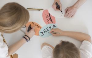 junge Menschen beschriften Moderationskarten mit Schlagworten wie JuLeiCa, Team und Meinungen